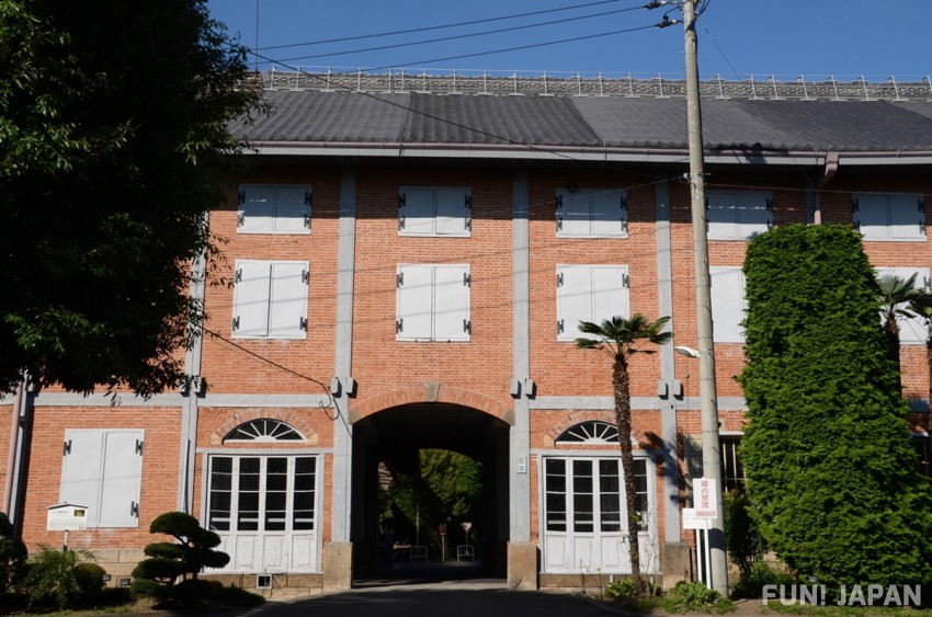 富岡製絲廠的特色1：富岡製絲廠的顏面、擁有紅磚拱門的「東置繭所」